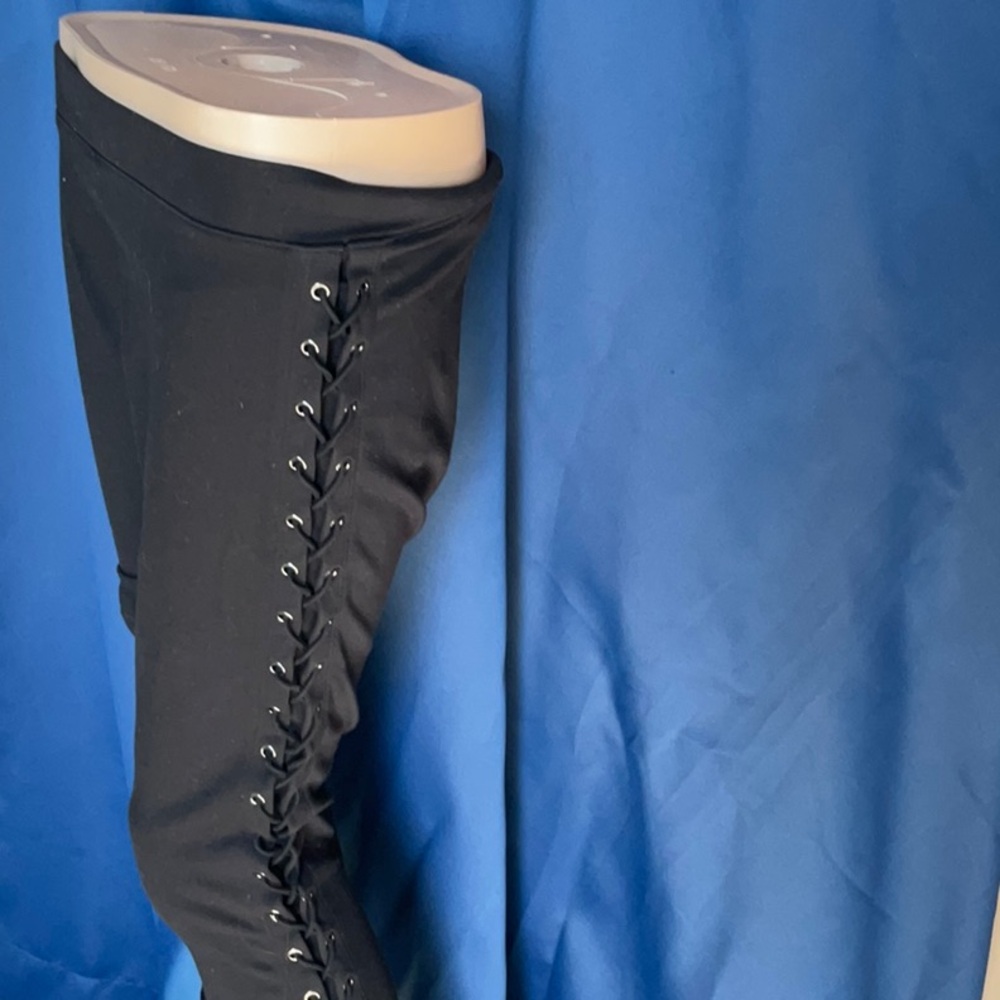 Black Lace-Up Side Leggings - Picture 2 of 3